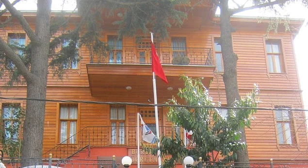 Burgazada Öğretmenevi'nde balık yiyin.