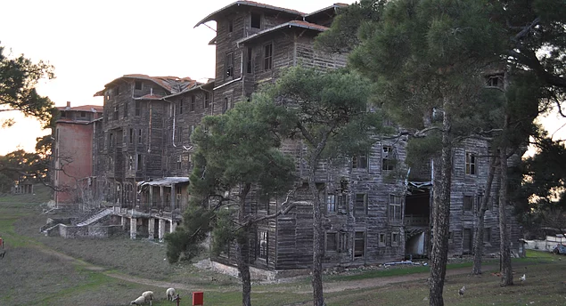 Büyükada Rum Yetimhanesi'ne görün.