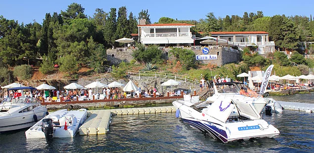 Sedef Adası'nda sakin bir gezintiye çıkın.
